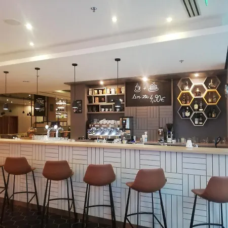 特尔纳瓦假日酒店