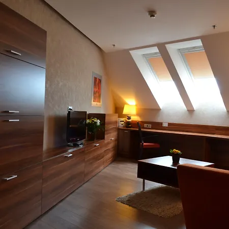By Ihg 4* Τρνάβα